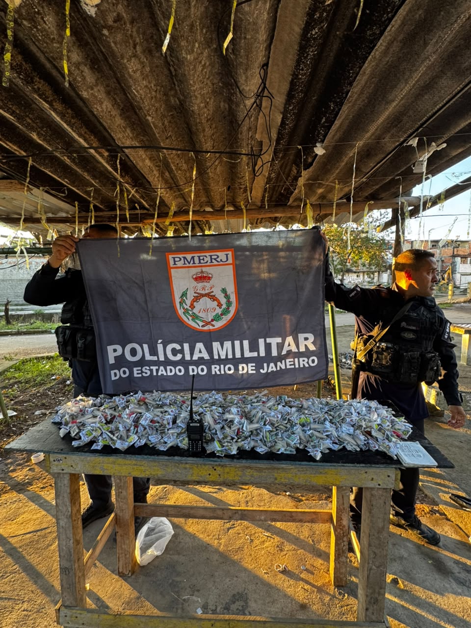 Disque Denúncia ajuda PM a apreender drogas e rádio transmissor na Pavuna